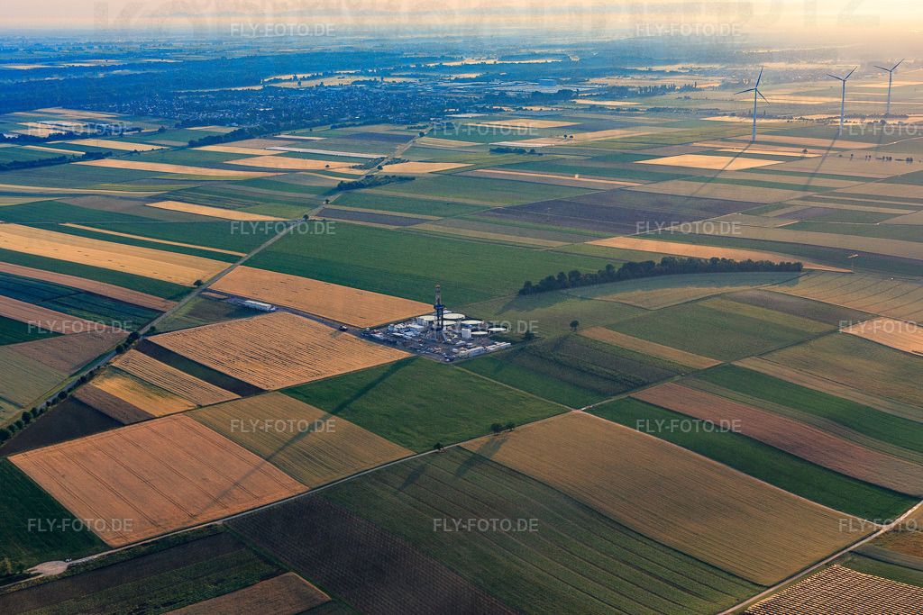 Bohrgelände des Tiefenbohrplatz V20 von Vercana GmbH für Vulcan Energy am Schleidberg zur Förderung von Geothermie und Lithium https://v-er.eu/ | Luftbild: Bohrgelände des Tiefenbohrplatz V20 von Vercana GmbH für Vulcan Energy am Schleidberg zur Förderung von Geothermie und Lithium https://v-er.eu/ in Insheim im Bundesland Rheinland-Pfalz in Deutschland. Foto: IMG_148272.jpg vom 17.06.2025 durch Werner Riehm/FLY-FOTO.de - Realisiert mit Pictrs.com