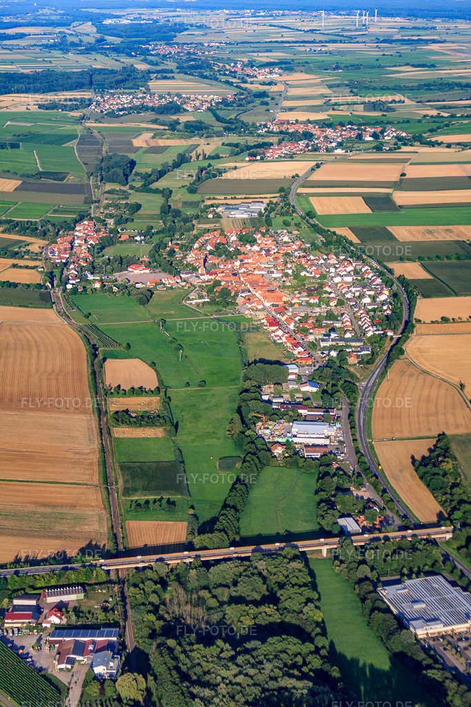 Luftbild: Ortsansicht von Westen im Ortsteil Kapellen in Kapellen-Drusweiler im Bundesland Rheinland-Pfalz in Deutschland. Foto: IMG_51287.jpg vom 04.08.2012 durch Werner Riehm/FLY-FOTO.deAuflösung des Originals: 3168 x 4752 px