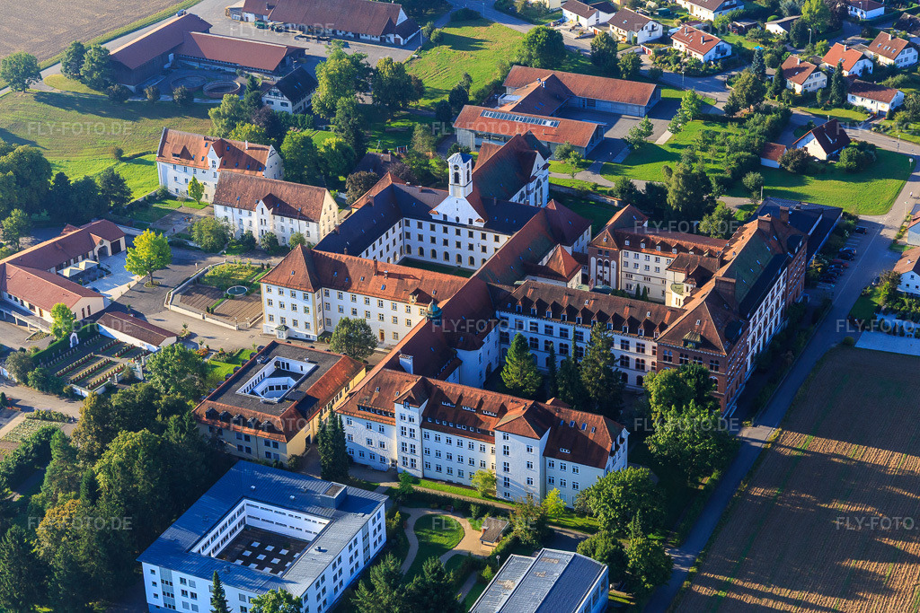 Luftbild: Kloster und Klosterkirche Sießen mit Gemüse Garten, Café im Klosterhof und Pfarrkirche St. Markus im Ortsteil Sießen in Bad Saulgau im Bundesland Baden-Württemberg in Deutschland. – Foto: IMG_094109.jpg vom 27.08.2016 durch Werner Riehm/FLY-FOTO.de – Auflösung des Originals: 5472 x 3648 px – WWW.KLOSTERSIESSEN.DE