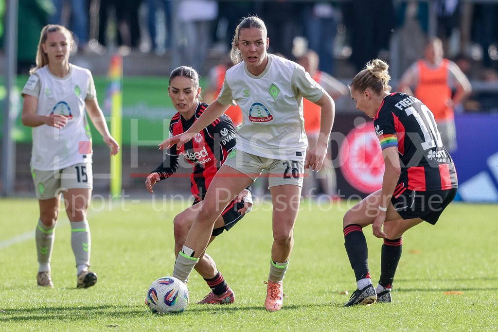 Fussball, Google Pixel Frauen-Bundesliga, Eintracht Frankfurt - SV Werder Bremen | v.li.: Ereleta Memeti (Eintracht Frankfurt, 27), Juliane Wirtz (SV Werder Bremen, 28) und Laura Freigang (Eintracht Frankfurt, 10) im Zweikampf, Duell, Dynamik, Aktion, Action, Spielszene, DIE DFB-RICHTLINIEN UNTERSAGEN JEGLICHE NUTZUNG VON FOTOS ALS SEQUENZBILDER UND/ODER VIDEOÄHNLICHE FOTOSTRECKEN. DFB REGULATIONS PROHIBIT ANY USE OF PHOTOGRAPHS AS IMAGE SEQUENCES AND/OR QUASI-VIDEO.