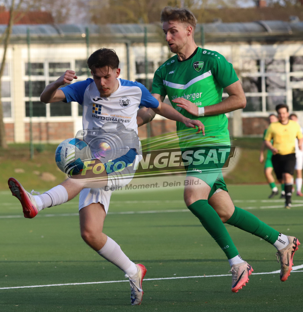 SC Bünde - TuS Brake | Auf dem Bild zu sehen: grün SC Bünde: Jordan Dusinovic ; weiß TuS Brake: Fynn DiembeckSC Bünde, TuS Brake, Saison 25/26, Bezirksliga, Deutschland - Realisiert mit Pictrs.com