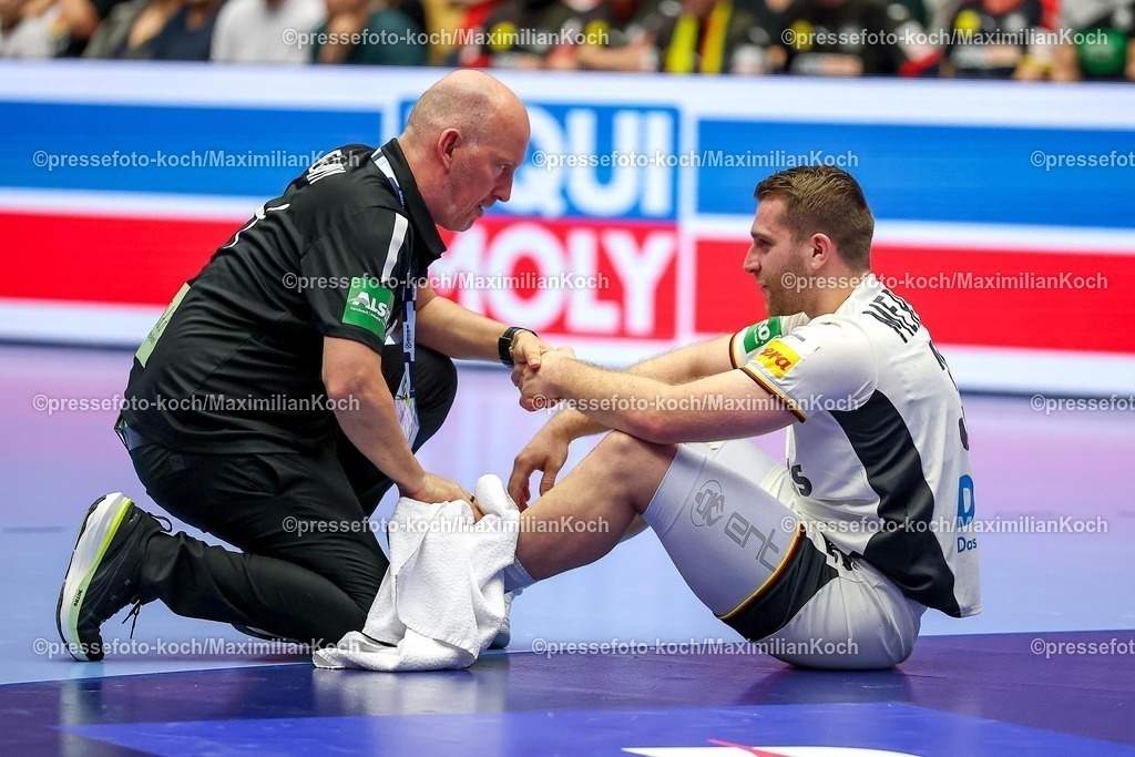EHF15012602098 | 15.01.2026, Handball, Men's EHF EURO 2026, Deutschland - Östereich, Jyske Bank Boxen in Herning, Dänemark, Preliminary Round:  Lukas Mertens (Germany #36) sitzt mit Schmerzen auf dem Spielfeld 