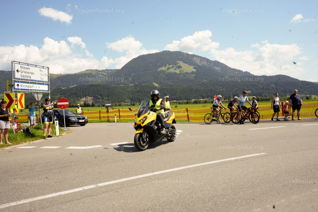 239_20230817_Bewerb_Maenner_Muehlanger | AUT - OESTERREICH, 2023-08-16: SPORT RENNRAD-FAHREN - 55. INTERNATIONALER RADWELTPOKAL IN ST. JOHANN IN TIROL  - Vintage-Radrennen mit WM-Bronze-Medaillen-Siegerin Christina Schweinberger, den Teilnehmer und Alexander Baumann (vom Orginastions-Team) - TAG 2 BEWERB MAENNER IN SECHS GRUPPEN  ; Foto: Roland Muehlanger