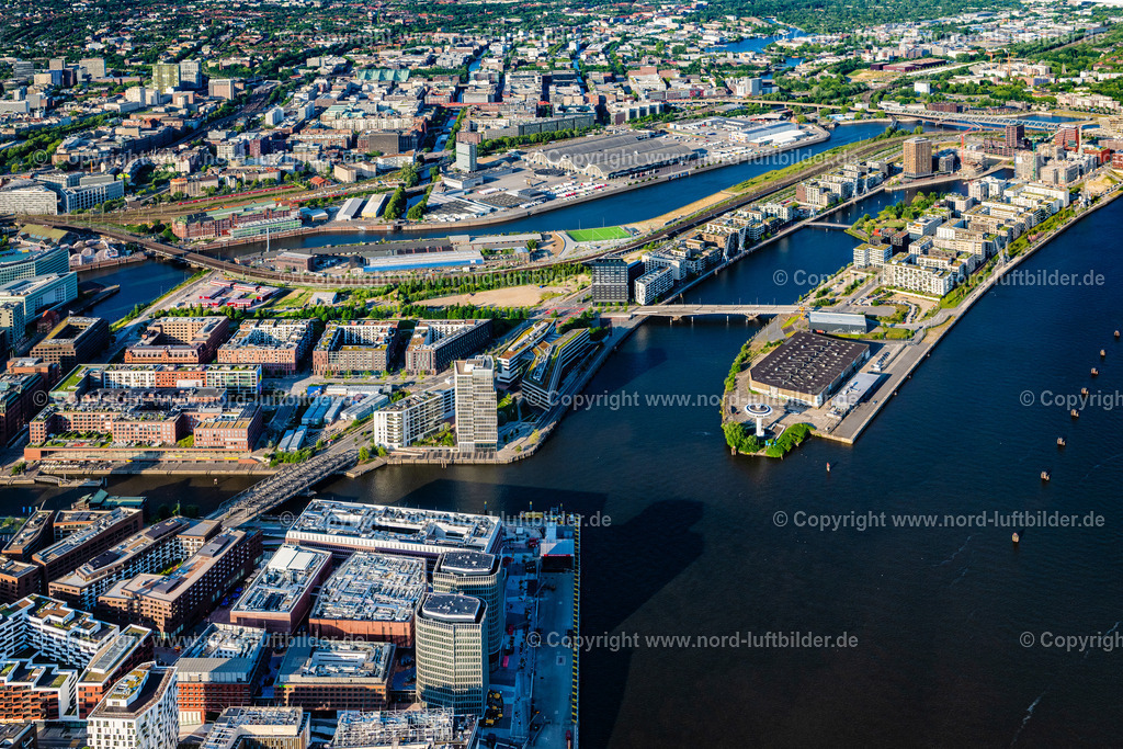 Hamburg_Oberhafen_Baakenhafen_Grossmarkt_Hafencity_ELS_8063160625 | HAMBURG 16.06.2025 Lagerhallen und Speditionsgebäude " Kakaospeicher Baakenhöft " und Verwaltungsgebäude der Hamburg Cruise Center und Wonhaus Lighthouse Zero in Hamburg, Deutschland. // Warehouses and forwarding building " Kakaospeicher Baakenhoeft " in Hamburg, Germany. Foto: Martin Elsen