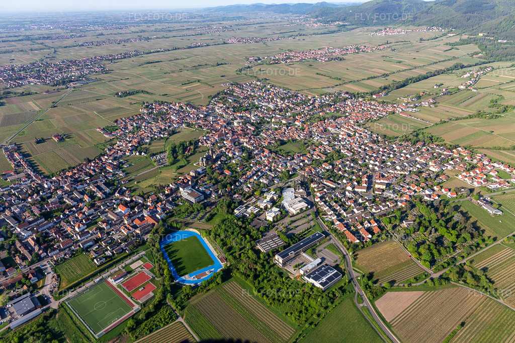 Luftbild: Otsansicht aus Norden in Edenkoben im Bundesland Rheinland-Pfalz in Deutschland. Foto: IMG_131302.jpg vom 07.05.2022 durch Werner Riehm/FLY-FOTO.deauf der der Stadt Edenkoben