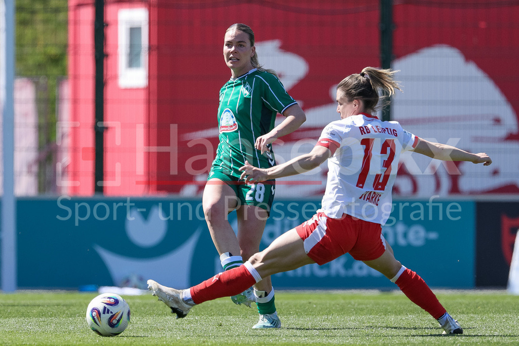 Fussball, Google Pixel Frauen-Bundesliga, RB Leipzig - SV Werder Bremen | v.li.: Juliane Wirtz (SV Werder Bremen, 28) und Sandra Starke (RB Leipzig, 13) im Zweikampf, Duell, Dynamik, Aktion, Action, Spielszene, DIE DFB-RICHTLINIEN UNTERSAGEN JEGLICHE NUTZUNG VON FOTOS ALS SEQUENZBILDER UND/ODER VIDEOÄHNLICHE FOTOSTRECKEN. DFB REGULATIONS PROHIBIT ANY USE OF PHOTOGRAPHS AS IMAGE SEQUENCES AND/OR QUASI-VIDEO.