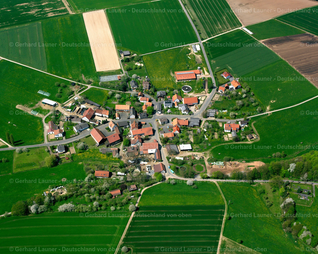 2615088 | FISCHBACH 07.06.2006 Landwirtschaftliche Nutzflächen und Feldgrenzen  umsäumen das Siedlungsgebiet des Dorfes in Fischbach im Bundesland Hessen, Deutschland // Agricultural land and field boundaries surround the settlement area of the village  in Fischbach in the state Hesse, Germany Foto: Gerhard Launer