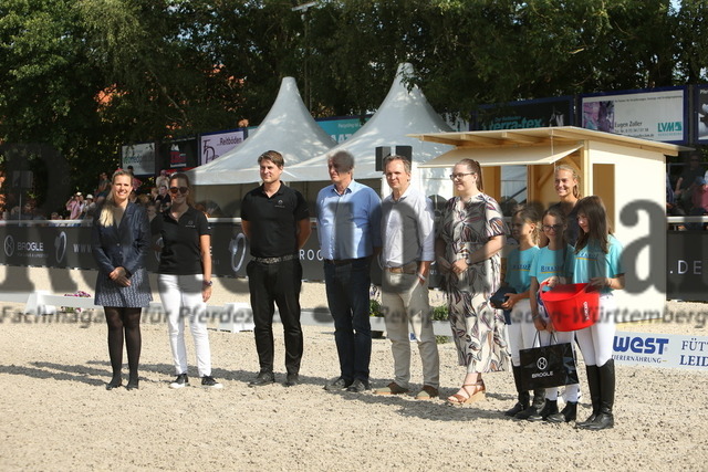 Birkhof_2022_GrandPrixSpecial_Siegerehrung_GrandPrixSpecial (1) | Alle Fotos der Reiterjournal Fotografin Doris Matthaes im Reiterjournal Online-Fotoshop. - Realisiert mit Pictrs.com