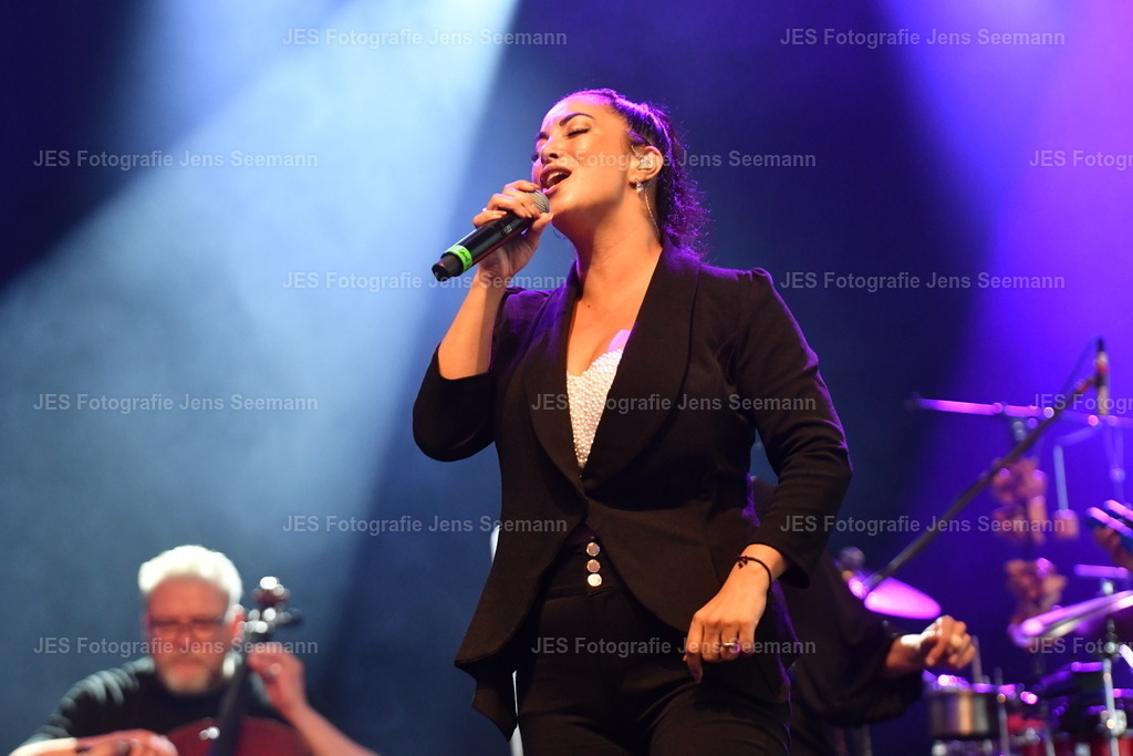 2026_Deborah Lee und the news_One Moment time Whitney Houston__0160 | Fotograf Jens Seemann - Realisiert mit Pictrs.com