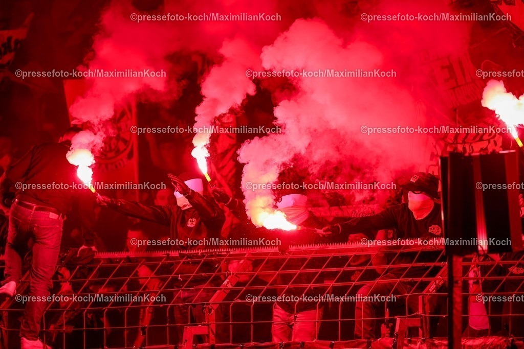 FKo26022601010 | 26.02.2026, Fußball, Landespokal Mittelrhein, SC Fortuna Köln - TSV Alemannia Aachen, Südstadion, Viertelfinale Bitburger-Pokal, Saison 2025 2026: Fans im vollen Gästeblock von Aachen machen Stimmung auf der Tribüne und zünden Bengalisches Feuer Bengalos Pyrotechnik  DFB regulations prohibit any use of photographs as image sequences and or quasi-video.