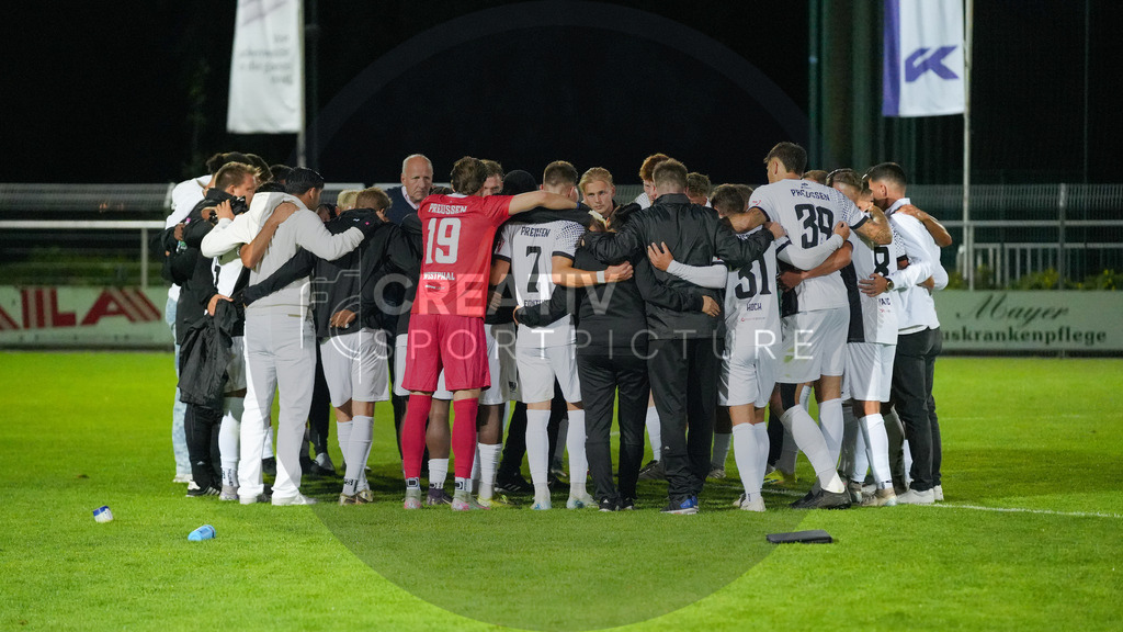 Fußball, Herren, Saison 2025/2026, Regionalliga Nordost, 4. Spieltag, FSV 63 Luckenwalde vs. BFC Preussen, Samstag 22.08.2025, Werner-Seelenbinder-Stadion Luckenwalde | Fußball, Herren, Saison 2025/2026, Regionalliga Nordost, 4. Spieltag, FSV 63 Luckenwalde vs. BFC Preussen, Samstag 22.08.2025, Werner-Seelenbinder-Stadion Luckenwalde, Im Bild: Großer Mannschaftskreis des BFC Preussen nach Spielende und der 3:0-Niederlage beim FSV 63 Luckenwalde. - Realisiert mit Pictrs.com