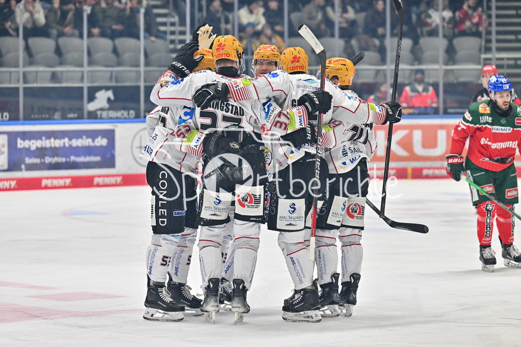 Augsburger Panther - Fischtown Pinguins | Jubel der Gaeste nach dem Treffer zum 0-2 durch Markus VIKINGSTAD (Fischtown Pinguins 37) / Freude / Happy / tor / torschuetze / DEL: Augsburger Panther - Fischtown Pinguins, Curt Frenzel Stadion am 08.01.2025