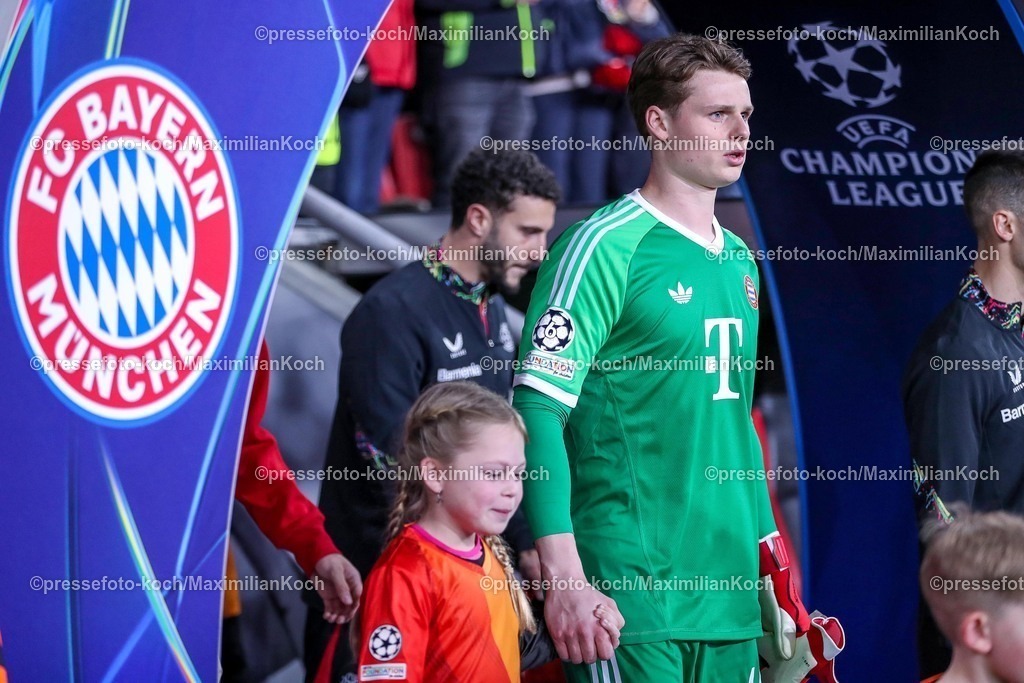 UCL11032502246 | 11.03.2025, Fußball, UEFA Champions League, Bayer 04 Leverkusen - FC Bayern München, Achtelfinale Rückspiel, BayArena, Saison 2024 2025: Torwart Jonas Urbig (FC Bayern #40)DFB regulations prohibit any use of photographs as image sequences and or quasi-video.