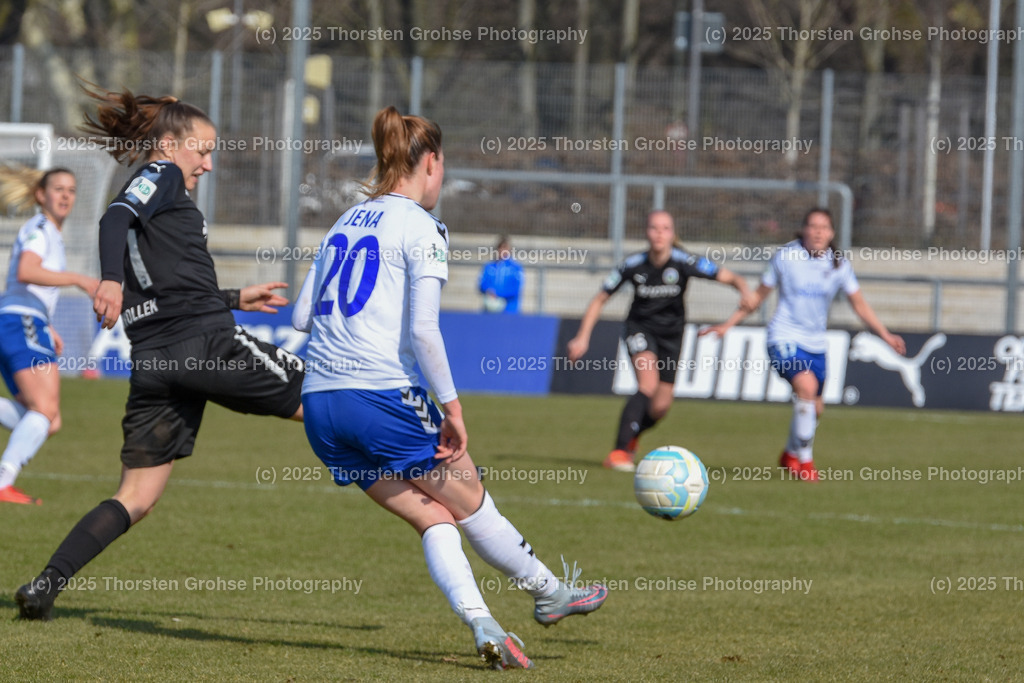 Fussball-BL Frauen 1. FFC Frankfurt vs. FF USV Jena | Pawollek Tanja #31 (1.FFC Frankfurt), Lara Schmidt #20 (FF USV Jena); Fussball-BL Frauen 1. FFC Frankfurt vs. FF USV Jena, Fussball-Bundesliga Frauen am 25.03.2018 im Stadion am Brentanobad in Frankfurt/Main, (Deutschland) - Realisiert mit Pictrs.com