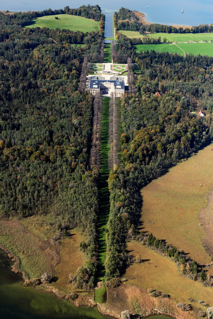 dr__0055704.jpg | CHIEMSEE 07.10.2024 Gebäudekomplex im Schlosspark von Schloss Herrenchiemsee auf der Herreninsel (frühere Bezeichnung Herrenwörth) im Chiemsee im Bundesland Bayern. // Building complex in the park of the castle Herrenchiemsee in Chiemsee in the state Bavaria. Foto: Daniel Reiter