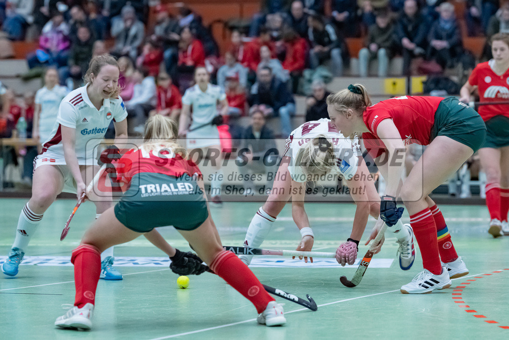HK_20230122_103081 | 1. Bundesliga ( Halle ) Damen Crefelder HTC - Rot-Weiss Köln am 22.1.2023 Crefelder HTC  ( CHTC ) Halle Glockenspitz , Krefeld , Küskes Anna ( Crefelder HTC #44 ) , Reuten Katharina ( Rot-Weiss Köln #14 )