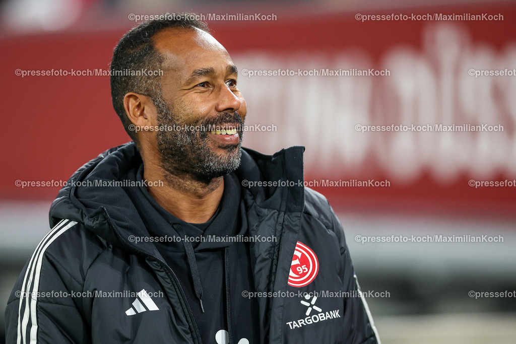 Due0911240109602117 | 09.11.2024, Fußball, Fortuna Düsseldorf - SC Paderborn 07, 2. Bundesliga, Merkur Spiel-Arena, Saison 2024 2025: Cheftrainer Daniel Thioune (Trainer Fortuna Düsseldorf) DFB regulations prohibit any use of photographs as image sequences and or quasi-video.