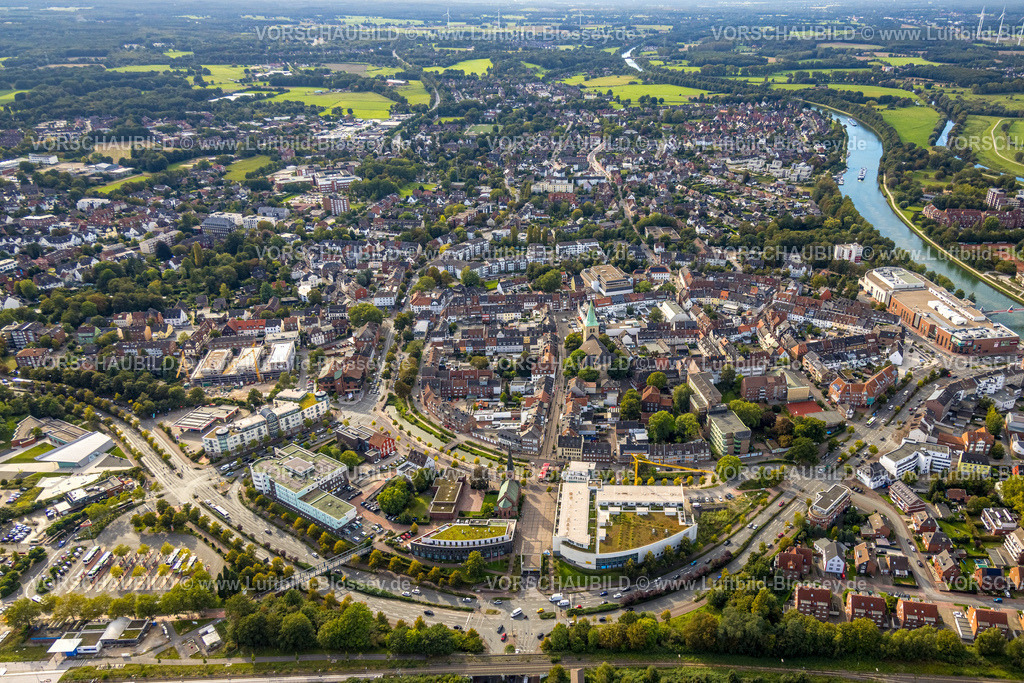 Dorsten230906208 | Luftbild, Stadtmitte mit Mercaden Dorsten Einkaufszentrum und kath. Kirche St. Agatha, evang. Johanneskirche und Platz der Deutschen Einheit,  Polizeiwache Dorsten, Dorsten, Ruhrgebiet, Nordrhein-Westfalen, Deutschland