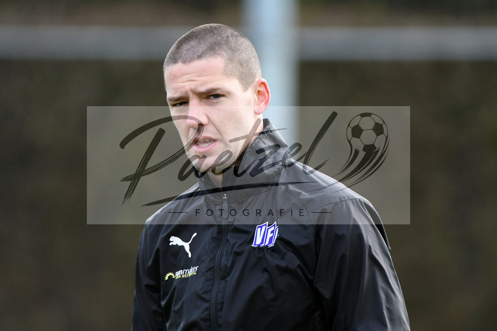 20200221_TRAOSN_0012 | Fussball, Herren: Adam Susac (VfL Osnabrueck) schaut waehrend der Trainingseinheit des VfL Osnabrueck im Sportpark Illoshoehe am 21.02.2020 in Osnabrueck, Deutschland. - Realisiert mit Pictrs.com