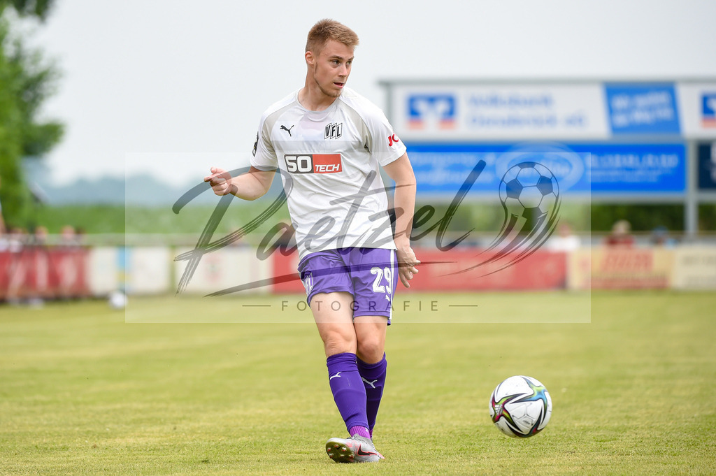 BSBOSN_20210626_0050 | Fussball, Herren: Davide Itter (VfL Osnabrueck) in Aktion, am Ball, Einzelaktion beim Testspiel zwischen TuS Bersenbrueck und VfL Osnabrueck im Hasestadion am 26.06.2021 in Bersenbrueck, Deutschland. - Realisiert mit Pictrs.com