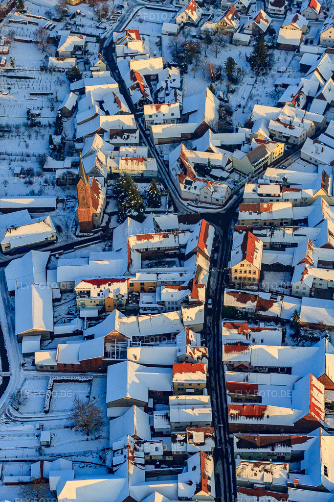 Luftbild: protest. Kirche und Wassergassse x ob. Hauptstrasse im Winter bei Schnee im Ortsteil Kapellen in Kapellen-Drusweiler im Bundesland Rheinland-Pfalz in Deutschland. Foto: IMG_36458.jpg vom 03.01.2011 durch Werner Riehm/FLY-FOTO.de