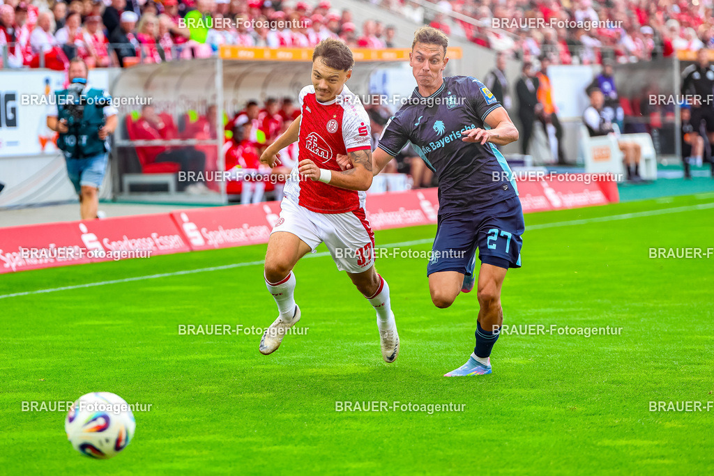 Rot-Weiss Essen - TSV 1860 München - 3.Liga | Essen, Deutschland, 01.08.2025Jannik Hofmann (Rot-Weiss Essen) im Zweikampf mit Manuel Pfeifer (1860 München)|während des 3.Liga Spiels zwischen Rot-Weiss Essen- TSV 1860 München im Stadion an der Hafenstraße am 01.08.2025 in Essen. (Foto von Timo Bluhmki-Schmidt/ Brauer-Fotoagentur)