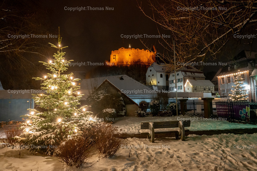 Lindenfels-Winter-Nachtaufnahme__Fotografie_Thomas-Neu-20 | bli, Lindenfels, Blick vom verschneiten Weihnachstbaum vor der evangelischen Kirche hinüber zur Burg und der katholischen Kirche, ,Bild: Thomas Neu
