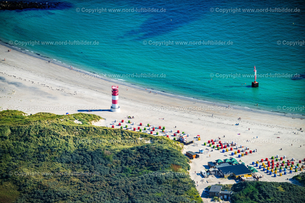 Helgoland_Düne_Leuchtturm_ELS_3879280824 | HELGOLAND 28.08.2024 Küsten- Landschaft am Sandstrand mit dem Leuchtturm auf der Helgoland-Düne in Helgoland im Bundesland Schleswig-Holstein. // Coastal landscape on the sandy beach with the lighthouse on the Helgoland dune in Heligoland in the state of Schleswig-Holstein. Foto: Martin Elsen