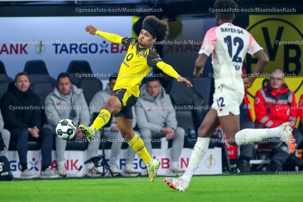 BVB02122501073 | 02.12.2025, Fußball, DFB-Pokal, Borussia Dortmund - Bayer 04 Leverkusen, Achtelfinale, Signal Iduna Park, Saison 2025 2026: Karim Adeyemi (BVB #27) im Zweikampf gegen  Edmond Tapsoba (Bayer04 #12) DFB regulations prohibit any use of photographs as image sequences and or quasi-video.