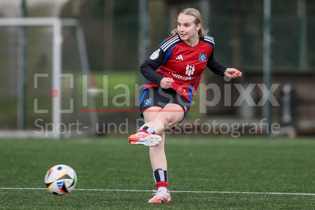 Fussball, Testspiel Frauen, Hamburger SV - 1. FFC Turbine Potsdam | v.li.: Jonna Wrede (Hamburger SV, 26) am Ball, Freisteller, Einzelbild, Ganzkörper, Aktion, Action, Spielszene