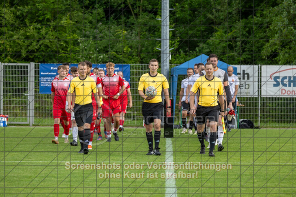 20250616_182751_0042 | #,  TV Eybach (weiß) vs. 1.FC Donzdorf II (rot), Fussball, Entscheidungsspiel 3 in Kreisliga A3 - Bezirk Neckar/Fils, Saison 2024/2025, Rasensportplatz, Staufenecker Str. 41, 73084 Salach, 16.06.2025 - 18:30 Uhr,Foto: PhotoPeet-Sportfotografie/Peter Harich