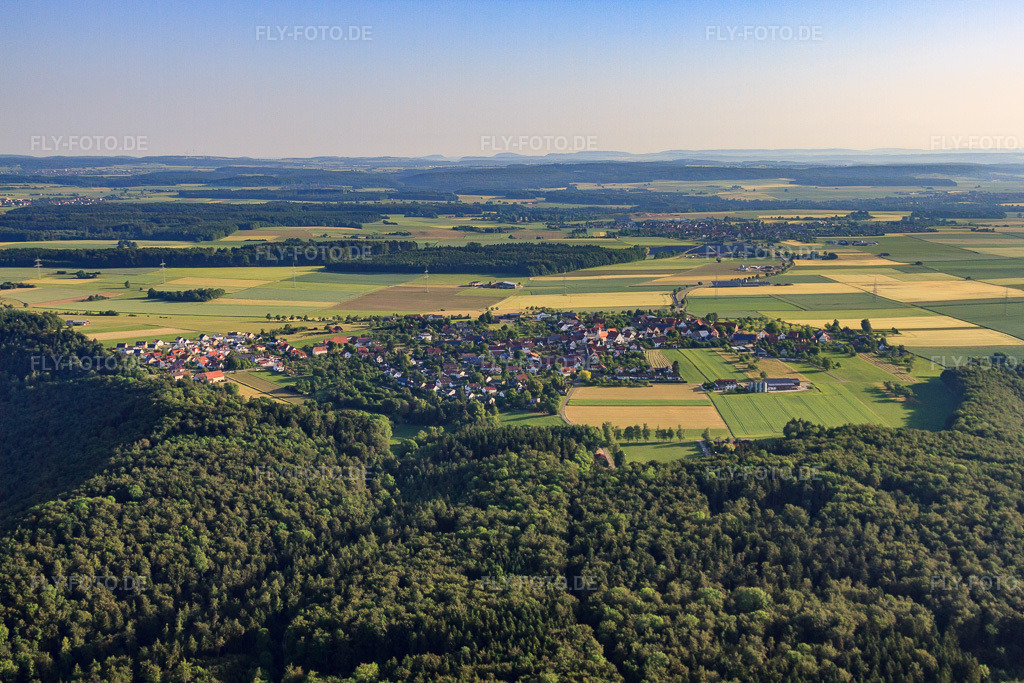 Luftbild: Dorfansicht auf der Alb aus Süden im Ortsteil Sonderbuch in Blaubeuren im Bundesland Baden-Württemberg in Deutschland. Foto: IMG_67152.jpg vom 08.06.2014 durch Werner Riehm/FLY-FOTO.de