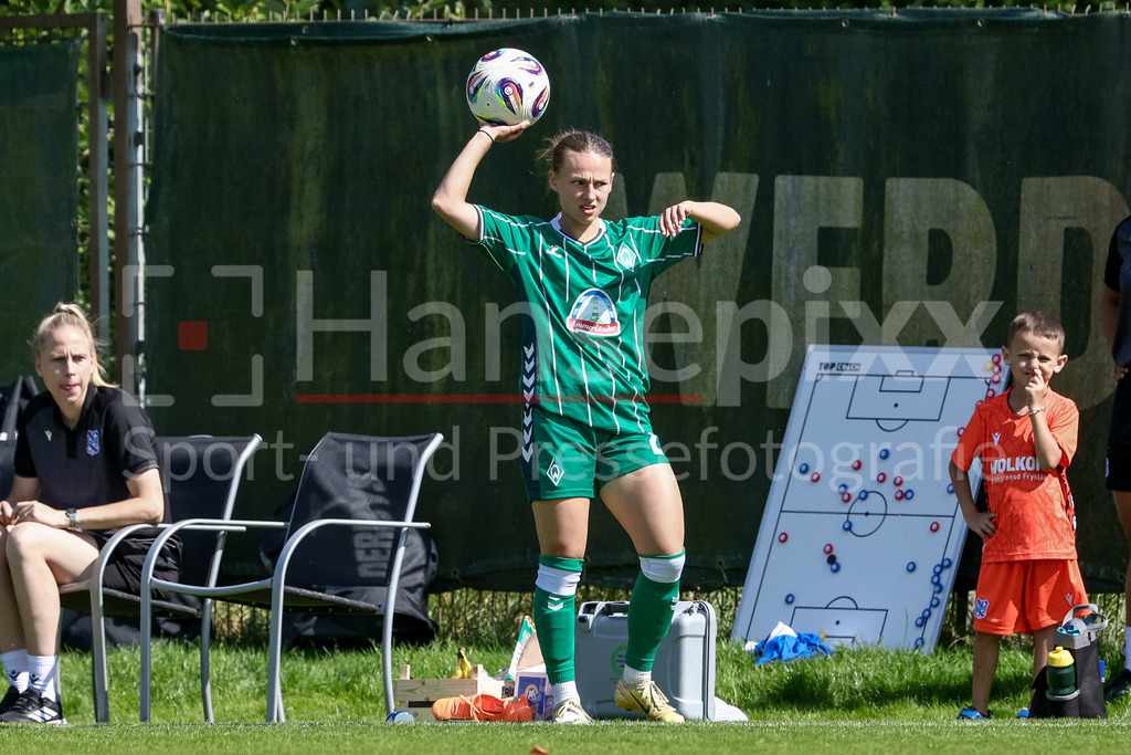 Fussball, Testspiel Frauen, SV Werder Bremen - SC Heerenveen | Chiara D Angelo (SV Werder Bremen, 2) beim Einwurf, Aktion, Action, Spielszene