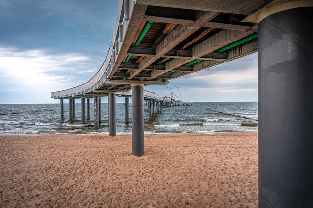 2026-08-04_15-03-47_360 | Ansicht der Unterseite der Seebrücke über dem sandigen Strand im Ostseebad Koserow, Koserow, Usedom, Mecklenburg-Vorpommern, Deutschland - Realisiert mit Pictrs.com