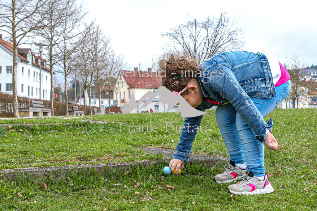 OE7A2035 | Emma-Sophie bei der Ostereiersuche im Zwieseler Stadtgebiet