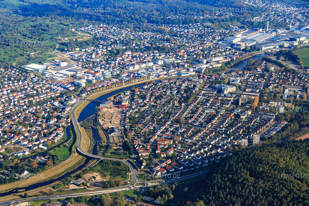 Ortsansicht beidseits der Murg von Südwesten vor dem Werksglände der Daimler Truck AG https://www.daimlertruck.com/ | Luftbild: Ortsansicht beidseits der Murg von Südwesten vor dem Werksglände der Daimler Truck AG https://www.daimlertruck.com/ in Gaggenau im Bundesland Baden-Württemberg in Deutschland. Foto: IMG_075307.jpg vom 26.10.2014 durch Werner Riehm/FLY-FOTO.de - Realisiert mit Pictrs.com
