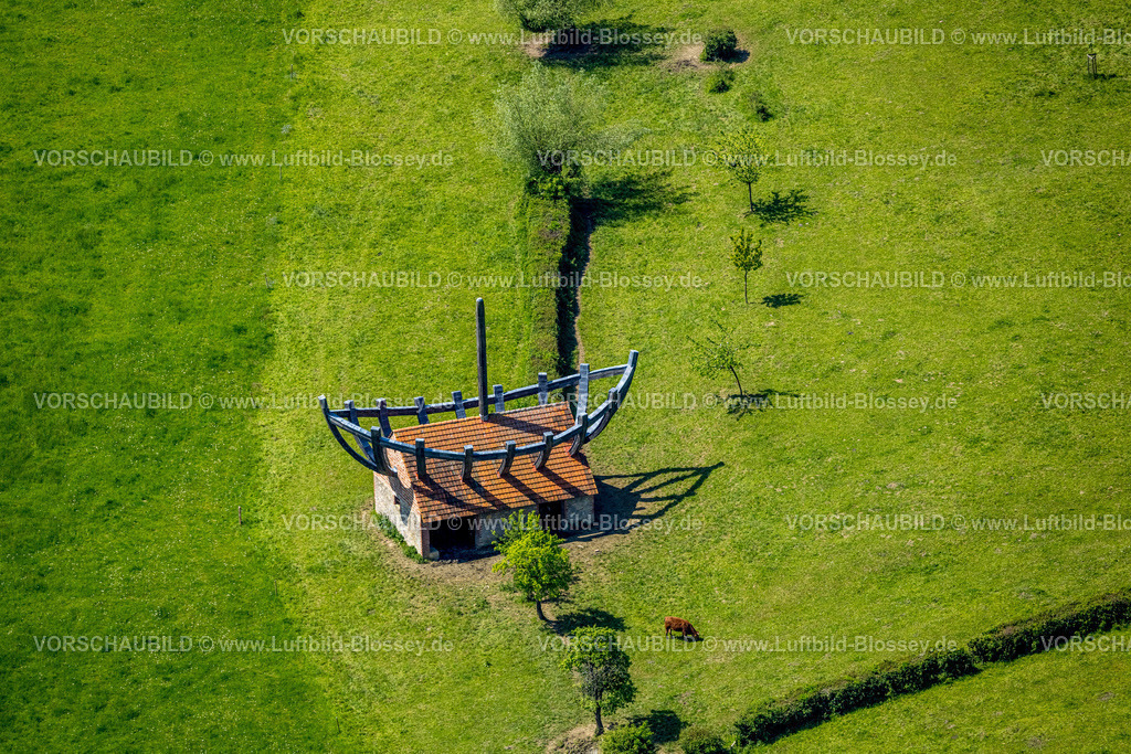 Nieheim240504622BootImHaus | Luftbild, Kuhstall auf einer Wiese mit Boot auf und im Haus als Kunstwerk vom Künstler Ilan Averbuch, NSG Naturschutzgebiet Hinnenburger Forst mit Emder Bachtal mit Wiesen und Feldern, Erwitzen, Nieheim, Ostwestfalen, Nordrhein-Westfalen, Deutschland