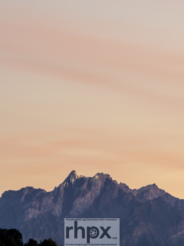 Pilatus im Abendlicht (Vertikal) | Gipfel. Stille. Dämmerung.Die majestätische Silhouette des Pilatus ragt unter einem endlosen, pastellfarbenen Himmel empor. Dieses vertikale Format fängt die dramatische Größe der Alpen ein und betont die sanften, warmen Farbübergänge der Abenddämmerung.Wähle unter "Produktauswahl" dein Wunschformat: Vom klassischen Wandbild über Puzzle &amp; Tassen bis zum digitalen Download (z.B. als Handy-Hintergrund). - Realisiert mit Pictrs.com