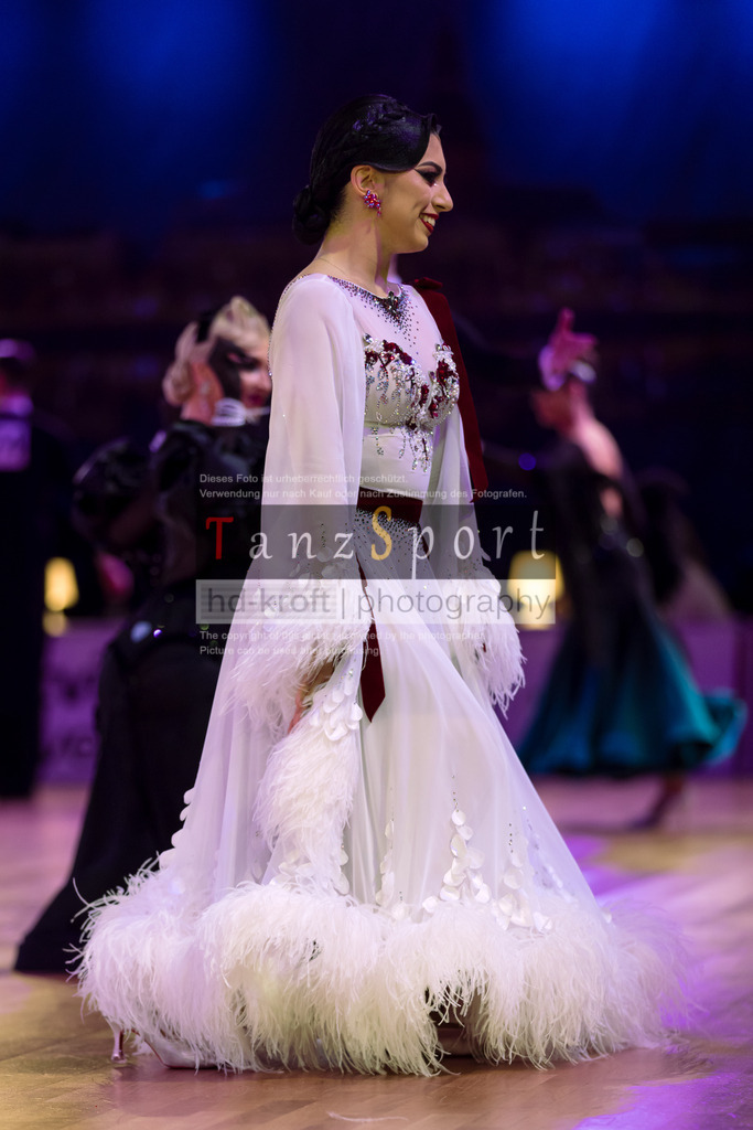 20241215_WDSF_Int_Open_Std-Riga-9232 | Tanzsportbilder, Standardtanz, Lateintanz, WDSF, DTV, LTVB, dancecomp, goc, hessen tanzt, blaues band der spree, walzer, tango, wiener walzer, slowfox, quickstepp, samba, rumba, cha-cha-cha, paso doble. jive, hd-kroft photography, turniertanzsport