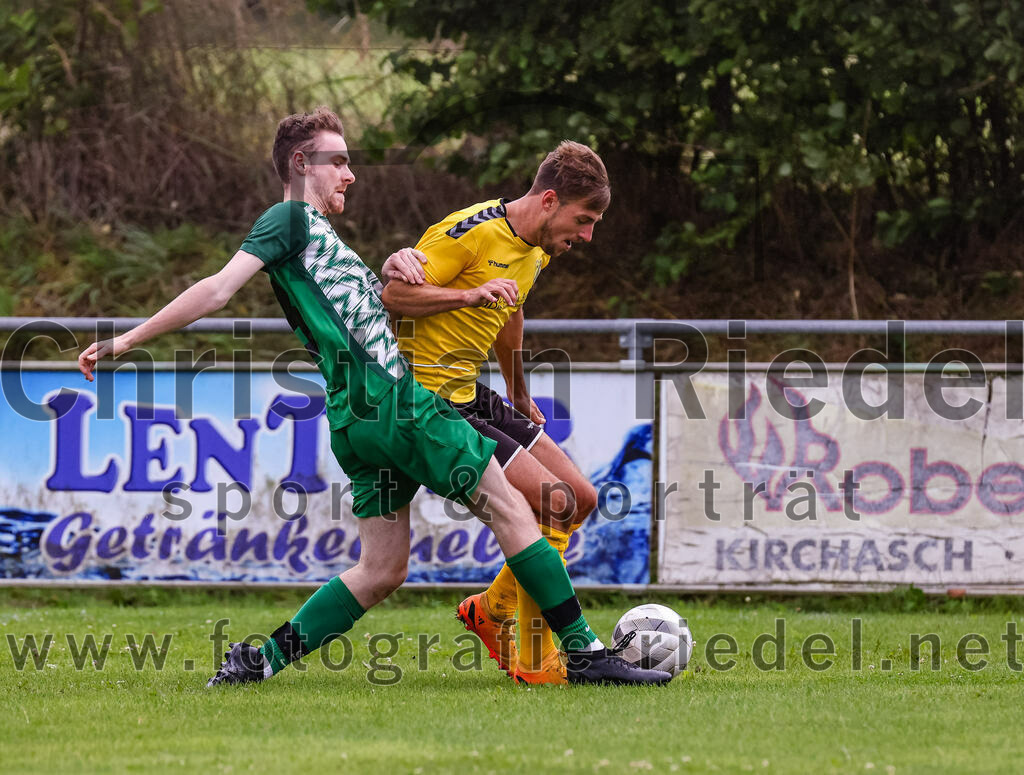 2023-08-06_044_SC_Kirchasch_gegen_SV_Eichenried | Bockhorn, Deutschland, 06.08.2023:
Fußball, Kreisliga 2023 / 2024, 2. Spieltag, SC Kirchasch gegen SV Eichenried, Endergebnis: 3:1

Tobias Dobry (SV Eichenried, #3), Johannes Westermaier (SC Kirchasch, #3)

Foto: Christian Riedel / fotografie-riedel.net