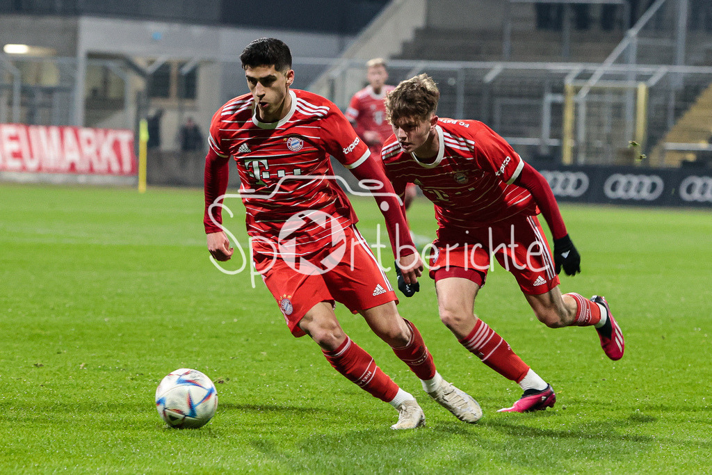 FC Bayern Amateure - 1. FC Schweinfurt | Grant-Leon RANOS (FCB #22) am Ball / Paul WANNER (FCB #31)
