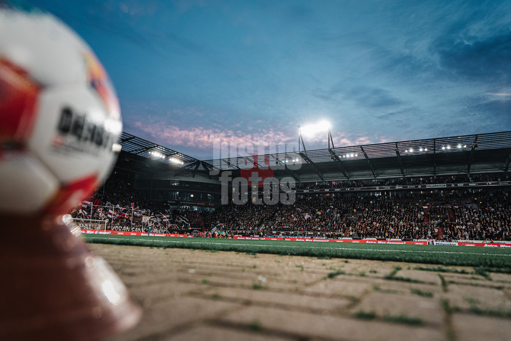 Fußball | Männer | Saison 2025/2026  | Fußball-Bundesliga | 30. Spieltag | FC St. Pauli vs. 1. FC Köln | 17.04.2026 | Einlauf der Teams ins Millerntor Stadion