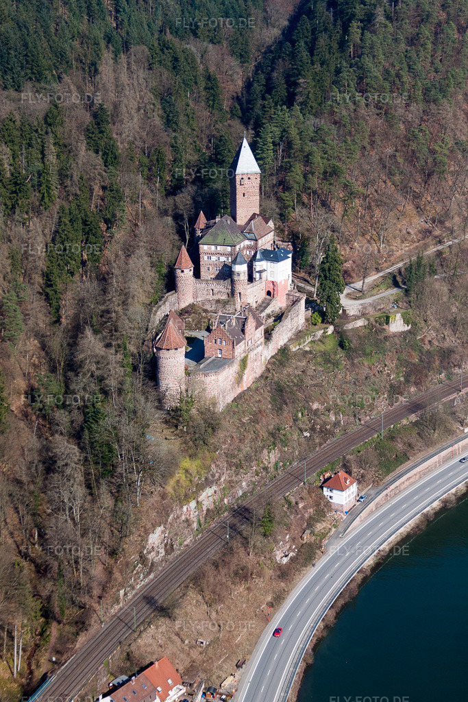 Luftbild: Burganlage des Schloß Zwingenberg über dem Neckar in Zwingenberg im Bundesland Baden-Württemberg in Deutschland. Foto: IMG_38109.jpg vom 12.03.2011 durch Werner Riehm/FLY-FOTO.de