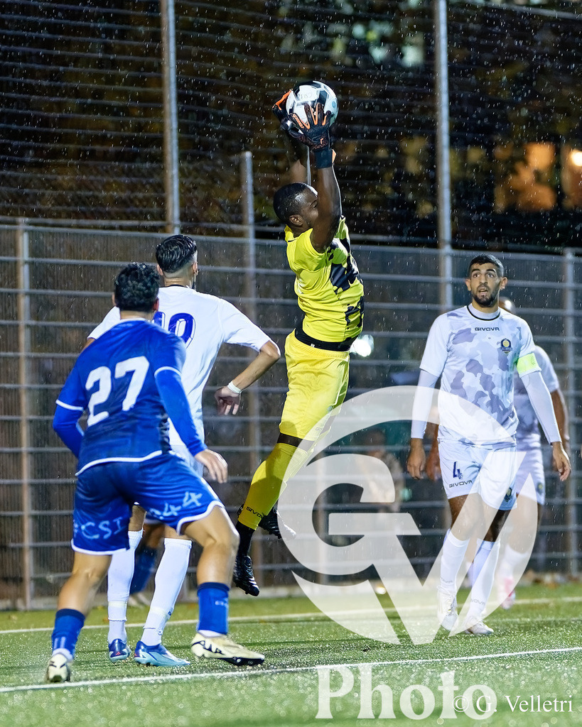 2eme ligue - CS Italien - USI Azzurri | Fosi Barnes Takungang (12 USI Azzurri) bloque le ballon durant le match de 2eme ligue entre CS Italien et USI Azzurri au Stade du Bois-de-la-Bâtie à Petit-Lancy, Suisse