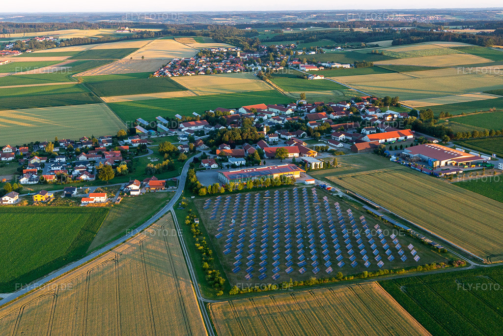 Luftbild: Neusling im Ortsteil Neusling in Wallerfing im Bundesland Bayern in Deutschland. – Foto: IMG_132941.jpg vom 02.07.2022 durch Werner Riehm/FLY-FOTO.de – Auflösung des Originals: 5472 x 3648 px – Rathaus - VG Oberpöring