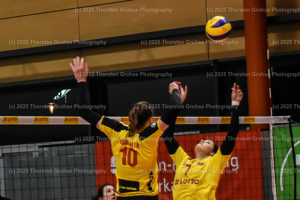 VBL VFB Suhl vs. SCHWARZ-WEISS Erfurt | Lauren Plum #7 (VFB Suhl), Katarina Osadchuk #10 (VFB Suhl); VBL VFB Suhl vs. SCHWARZ-WEISS Erfurt, Volleyball-Bundesliga Frauen am 17.02.2018 in der Multihalle in Meiningen, (Deutschland) - Realisiert mit Pictrs.com