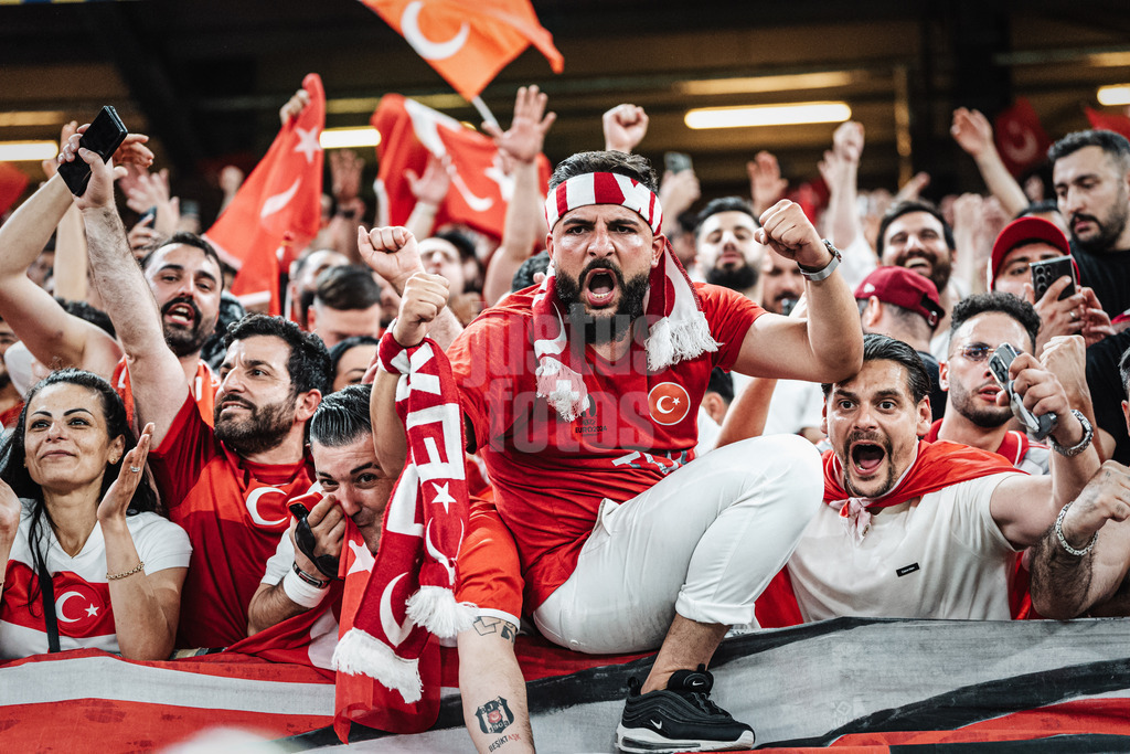 Fußball | Herren | UEFA-Fußball-Europameisterschaft 2024 | Gruppe F | Tschechien vs. Türkei | 26.06.2024 | Fans für die Türkei jubeln nach dem Sieg