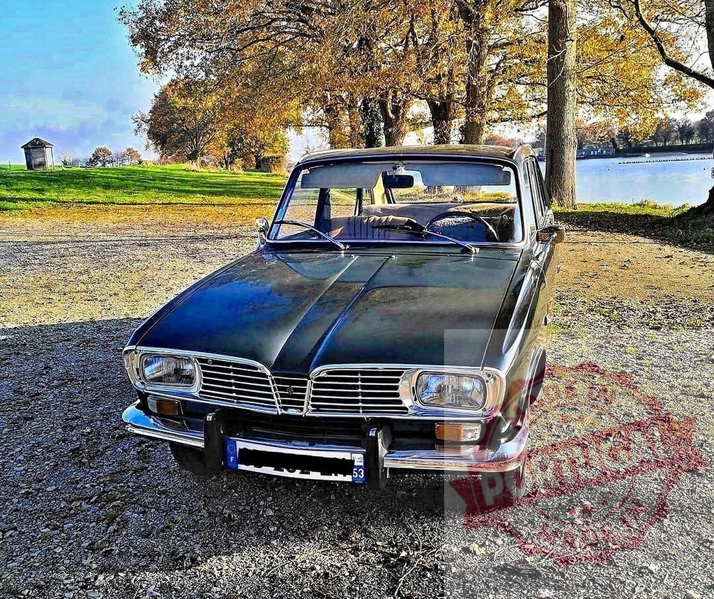 Renault 16 vintage car parked in autumn countryside | Renault 16 hatchback vintage car parked on a gravel path near a lake during autumn - Realized with Pictrs.com
