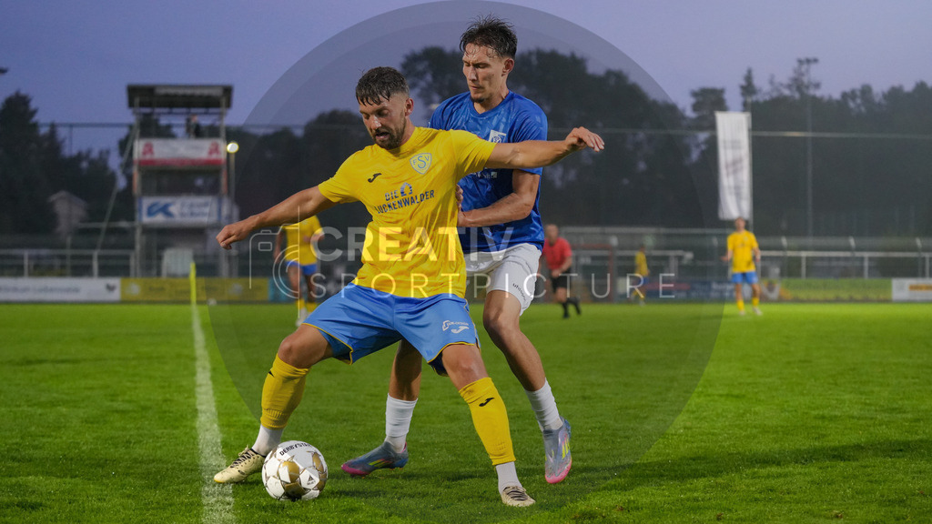 Fußball, Herren, Saison 2025/2026, Regionalliga Nordost, 6. Spieltag, FSV 63 Luckenwalde vs. VSG Altglienicke, Freitag 28.08.2025, Werner-Seelenbinder-Stadion Luckenwalde | Fußball, Herren, Saison 2025/2026, Regionalliga Nordost, 6. Spieltag, FSV 63 Luckenwalde vs. VSG Altglienicke, Freitag 28.08.2025, Werner-Seelenbinder-Stadion Luckenwalde, Im Bild: Clemens Koplin (l. Luckenwalde) und Jonas Saliger (r. Altglienicke - Realisiert mit Pictrs.com
