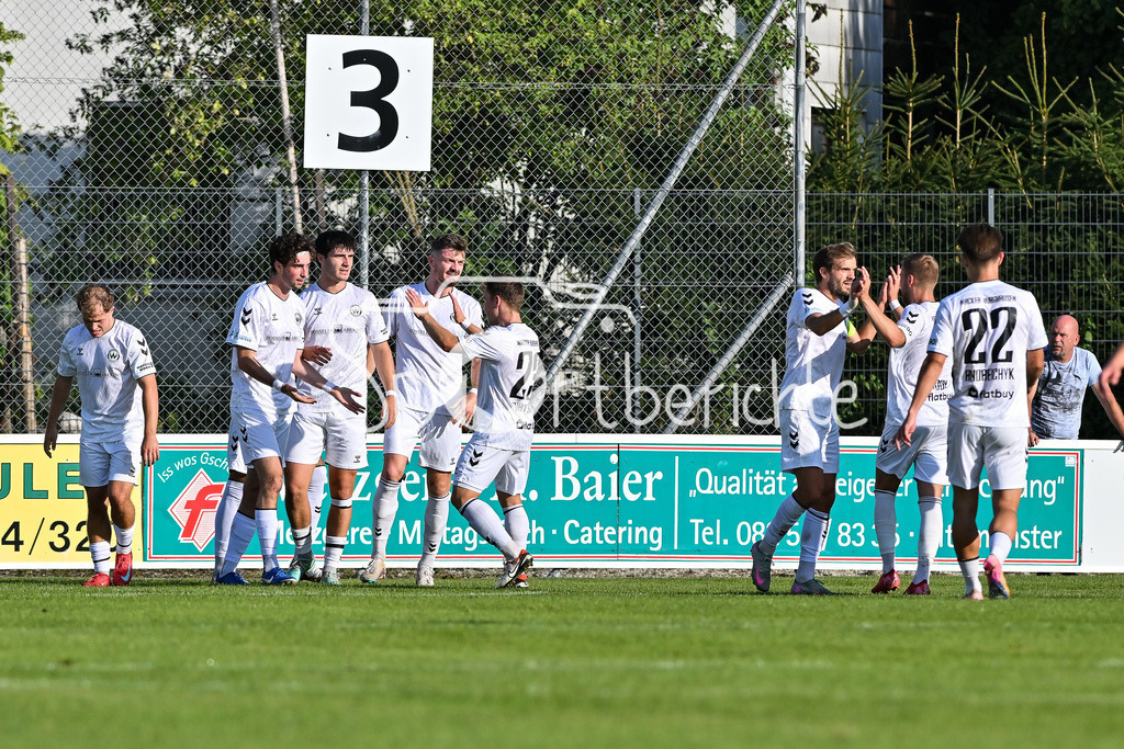 FC Pipinsried - SV Wacker Burghausen | Jubel nach dem Treffer zum 0-2 / Tor / Torschuetze / Freude / Happy / Landespokal Bayern: FC Pipinsried - SV Wacker Burghausen; Küchenstadel-Arena am 26.08.2025 / Moritz BANGERTER (SV Wacker Burghausen 17)